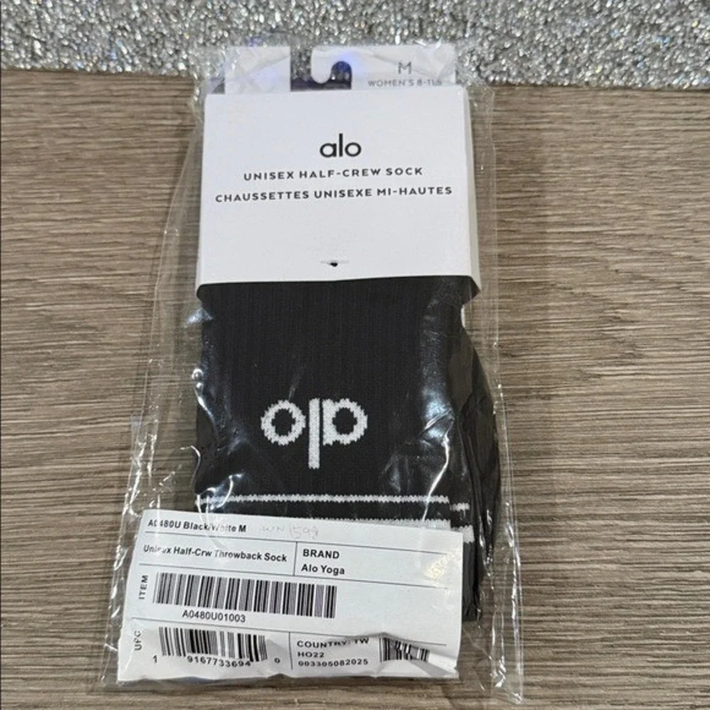 Alo Unisex Half-Crew Throwback Sock NWT black white  size medium‎